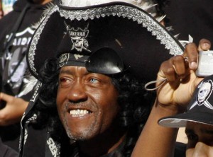 100827_photo_RAIDERSPIRATEFAN