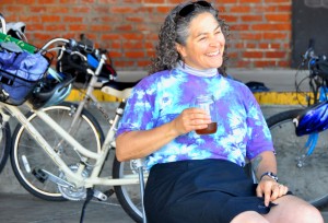 100829_jones_BIKETOUR_4 woman holding beer