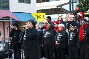 122509choir Members of the Oakland Interfaith Gospel Choir at their Christmas Concert at Oakland City Center