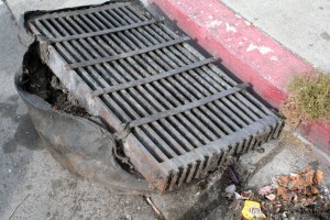 Drain Screen The filter screen attached to the well cover can intercept litter but not the invisible harmful substance in the storm water.