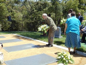 JONESTOWN_flowers_Boden