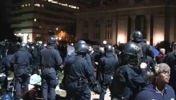 Raw video of early hours of police raid on Occupy Oakland tent city ...