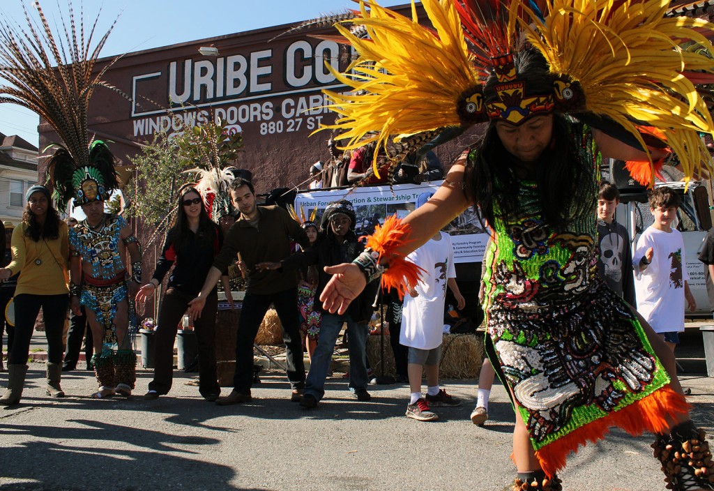 The Mixcoatl Anahuac Aztec Dancers led volunteers in traditional dances.
