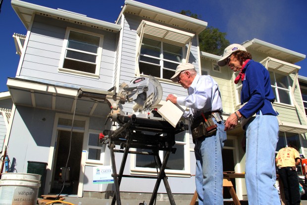 Former President Jimmy Carter visits East Oakland Habitat for Humanity ...