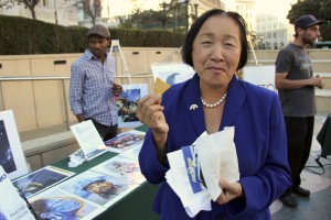 Mayor Quan enjoys Tina Tamale cornchips at last week's Kiva Zip event.