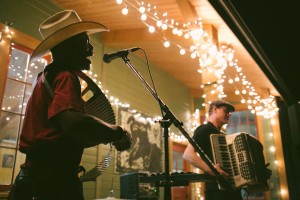 Tri Tip Trio energetically played their soulful, bluesy music into the night. Photo by Romin Lee Johnson.