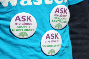 The event organizers were easily distinguished thanks to these pins. Photo by Noelia González.