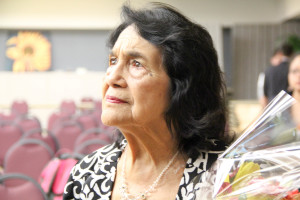 Dolores Huerta answering students' questions after her speech. Photo by Akira Kumamoto.