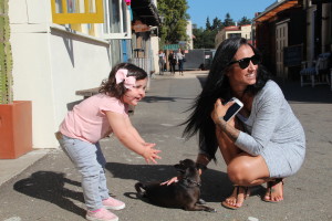 Ellie Norton, with mother Alexxis, finds a new friend in Oakland's Temescal Alley.