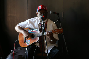 The guitarist of Fito Reinoso y Los Clásicos de Cuba.