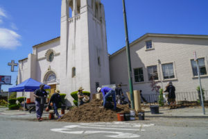 Volunteers gather at the Memorial Tabernacle Church for a lawn party to restore the church's garden on Saturday, May 6, 2017. (Yesica Prado/Oakland North)