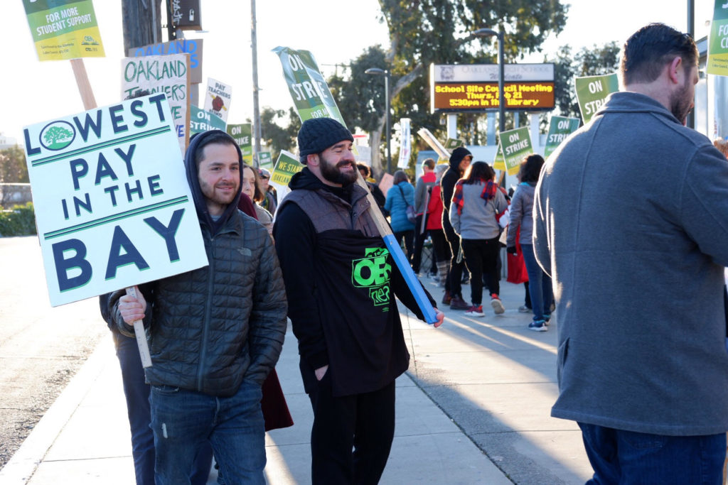 Teachers began protesting outside of Oakland High School early Thursday morning. Photo by Juliette de Guyenro.