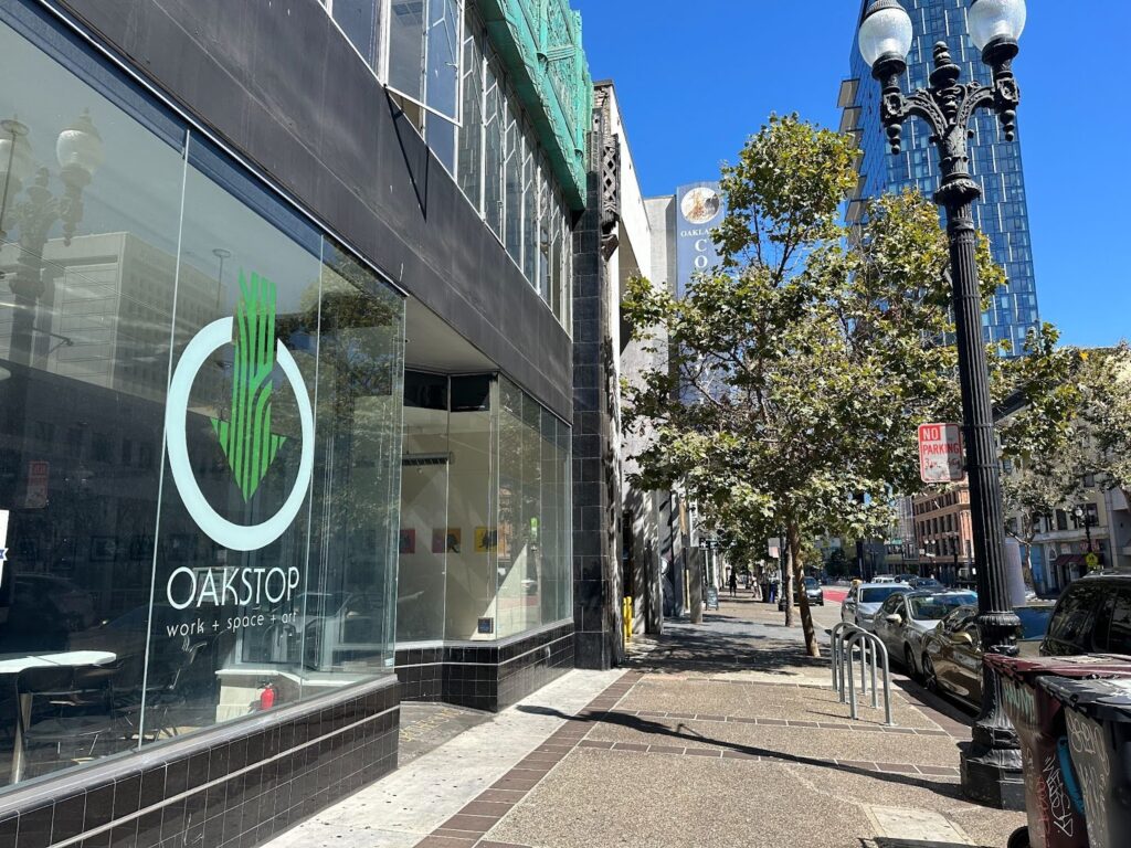 Building shot of Oakstop at 1721 Broadway