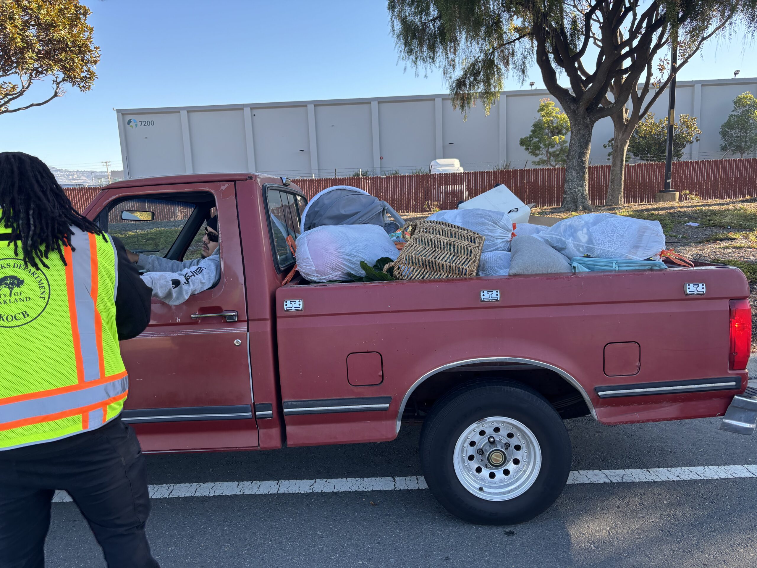 Oakland Bulky Block Party draws hundreds looking to toss mattresses, appliances and piles of trash. - Oakland North
